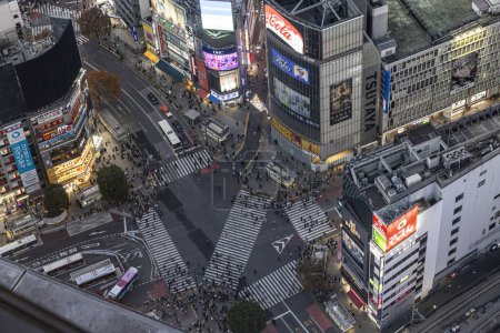 Téléchargez les photos : TOKYO / JAPON - Le 22 novembre, des foules se préparent à traverser le célèbre Shibuya Crossing vue aérienne - en image libre de droit