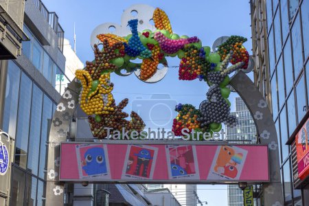 Téléchargez les photos : TOKYO / JAPON - 21 novembre 2023 : célèbre panneau d'entrée de la rue Takeshita - en image libre de droit