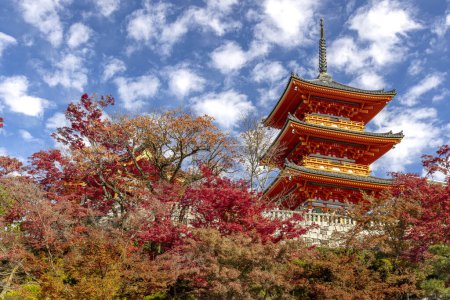 Foto de Kiyomizu dera pagoda en otoño, Kyoto Japón - Imagen libre de derechos