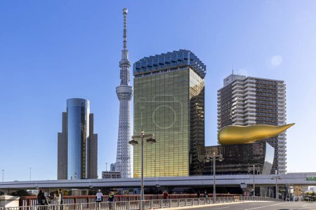 Foto de TOKIO / JAPÓN - 19 de noviembre de 2023: vista del famoso edificio Ashai Beer en Asakusa - Imagen libre de derechos
