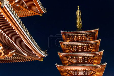 Téléchargez les photos : La pagode du temple senso ji de Tokyo la nuit - en image libre de droit