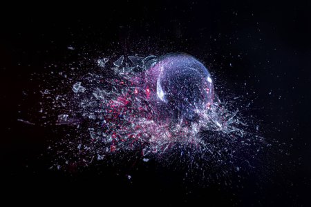 Téléchargez les photos : Explosion d'une boule de verre sur fond noir. photographie à grande vitesse - en image libre de droit