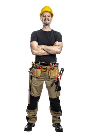 Téléchargez les photos : Constructeur masculin souriant en vêtements de travail avec les bras croisés sur un fond transparent - en image libre de droit