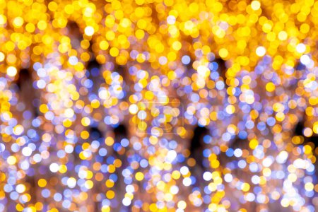 Téléchargez les photos : Lumineux doré bokeh lumières abstrait fond festif avec une texture brillante paillettes et lumineux éclat illumination - en image libre de droit