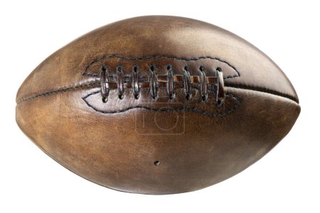 Téléchargez les photos : Ballon de rugby classique en cuir isolé sur blanc, mettant en valeur sa surface texturée et ses coutures - en image libre de droit