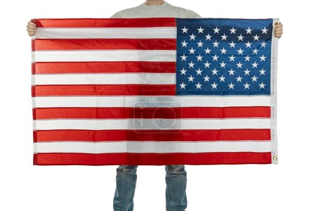 Foto de Individuo anónimo muestra una gran bandera de estados unidos, simbolizando patriotismo y orgullo nacional - Imagen libre de derechos