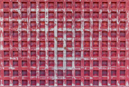 Foto de Pared roja de madera envejecida con un patrón de rejilla distintivo - Imagen libre de derechos