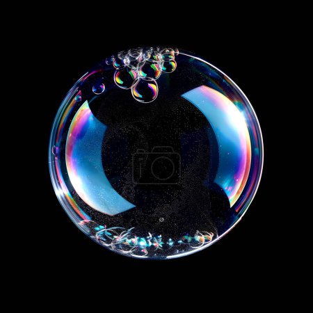 Téléchargez les photos : Savon à bulles sur fond noir - en image libre de droit