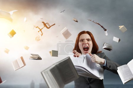 Téléchargez les photos : Jeune femme stressée folle au travail, déchirant des documents avec une expression faciale frustrée. Techniques mixtes - en image libre de droit