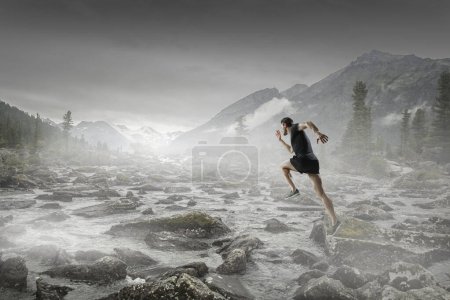 Téléchargez les photos : Homme en tenue de sport courir pour l'exercice, la forme physique et un mode de vie sain. Techniques mixtes - en image libre de droit