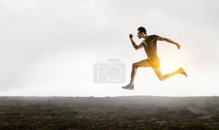 Téléchargez les photos : Homme en tenue de sport courir pour l'exercice, la forme physique et un mode de vie sain. Techniques mixtes - en image libre de droit
