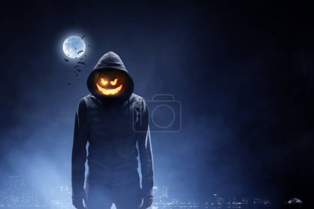 Téléchargez les photos : Monstre mâle effrayant et effrayant debout dans l'obscurité. Concept pour Halloween. Techniques mixtes - en image libre de droit
