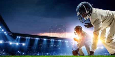 Téléchargez les photos : Homme d'affaires jouant au football américain sur le terrain. Techniques mixtes - en image libre de droit