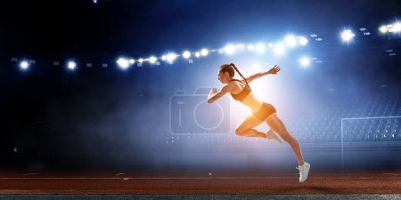 Foto de Mujer corriendo para hacer ejercicio, fitness y estilo de vida saludable. Medios mixtos - Imagen libre de derechos