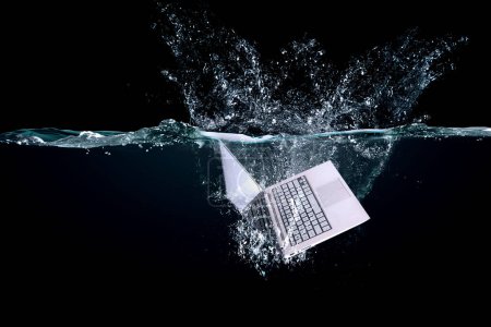 Téléchargez les photos : Keyboard dropped into water. Mixed media - en image libre de droit