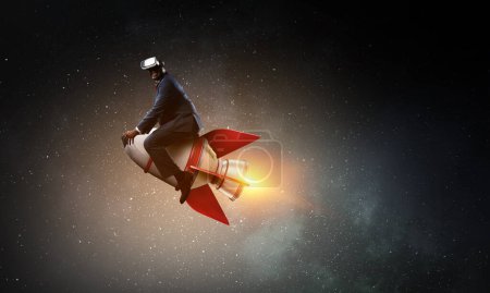 Téléchargez les photos : Un homme d'affaires sur une fusée. Techniques mixtes - en image libre de droit