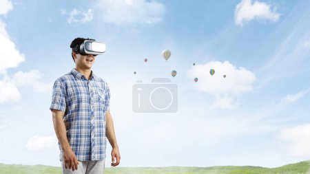 Téléchargez les photos : Homme portant des lunettes de réalité virtuelle. Techniques mixtes - en image libre de droit