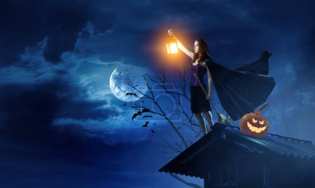 Téléchargez les photos : Belle jeune femme en chapeau et costume de sorcières. Design d'art Halloween. Techniques mixtes - en image libre de droit
