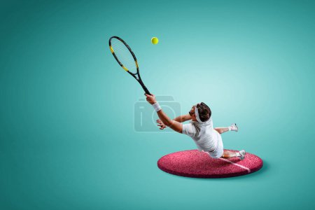 Téléchargez les photos : Jeune homme jouant au tennis - figurine sur un stand. Techniques mixtes - en image libre de droit