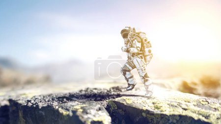 Foto de Astronauta caminando en un planeta inexplorado. Medios mixtos - Imagen libre de derechos