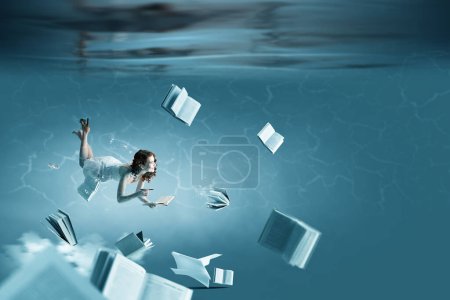Téléchargez les photos : Femme avec papier et stylo sous l'eau. Techniques mixtes - en image libre de droit