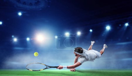 Téléchargez les photos : Joueur de tennis professionnel sur le stade. Techniques mixtes - en image libre de droit