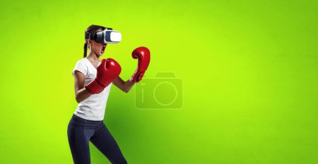 Téléchargez les photos : Jeune femme boxe portant des lunettes VR. Techniques mixtes - en image libre de droit