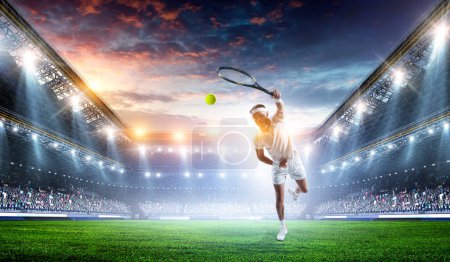 Téléchargez les photos : Joueur de tennis professionnel sur le stade. Techniques mixtes - en image libre de droit