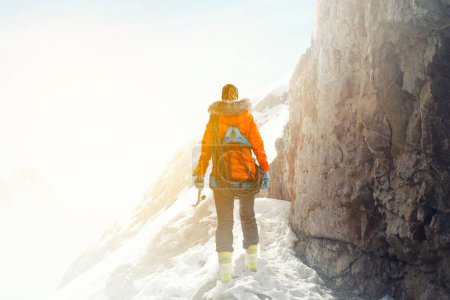 Téléchargez les photos : Alpiniste prêt pour l'aventure. Techniques mixtes - en image libre de droit