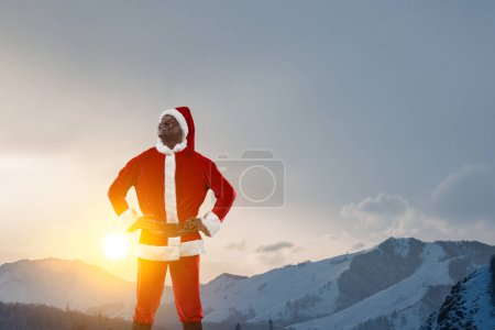 Téléchargez les photos : Bonne image du Père Noël. Concept de Noël. Techniques mixtes - en image libre de droit