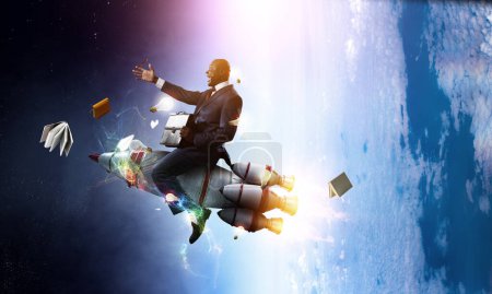 Téléchargez les photos : Un homme d'affaires sur une fusée. Techniques mixtes - en image libre de droit