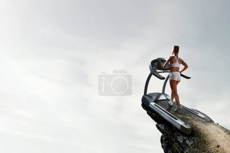 Foto de Mujer corriendo en un concepto de cinta de correr para hacer ejercicio, fitness y estilo de vida saludable. Medios mixtos - Imagen libre de derechos