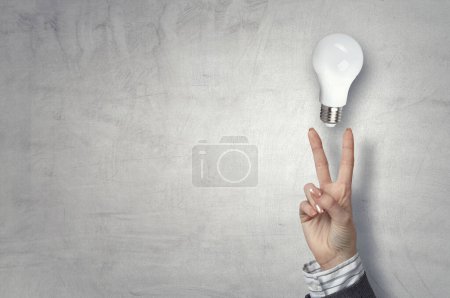 Téléchargez les photos : Ampoule comme symbole de créativité et de nouvelles idées. Techniques mixtes - en image libre de droit