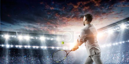 Téléchargez les photos : Homme d'affaires jouant au tennis. Techniques mixtes - en image libre de droit