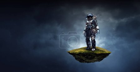 Foto de Astronauta caminando en un planeta inexplorado. Medios mixtos - Imagen libre de derechos