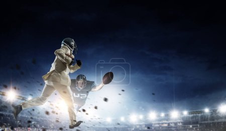 Téléchargez les photos : Homme d'affaires jouant au football américain sur le terrain. Techniques mixtes - en image libre de droit