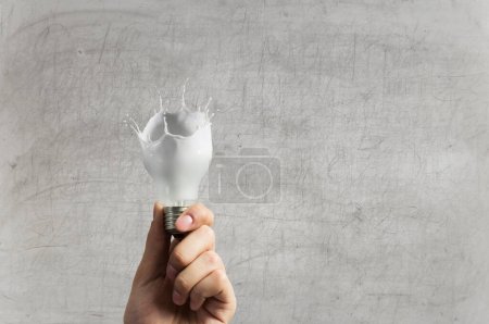 Téléchargez les photos : Ampoule avec éclaboussure blanche. Techniques mixtes - en image libre de droit