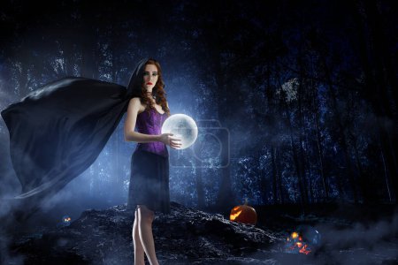 Foto de Hermosa joven con sombrero de brujas y traje. Diseño de arte Halloween. Medios mixtos - Imagen libre de derechos