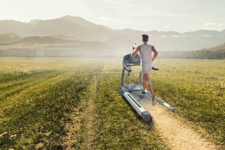 Téléchargez les photos : Homme fonctionnant sur un concept de tapis roulant pour l'exercice, la forme physique et un mode de vie sain. Techniques mixtes - en image libre de droit