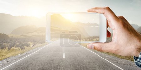 Téléchargez les photos : Main tenant smartphone mobile. Techniques mixtes - en image libre de droit