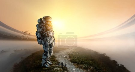 Téléchargez les photos : Un astronaute marche sur une planète inexplorée. Techniques mixtes - en image libre de droit