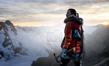Foto de Montañero listo para la aventura. Medios mixtos - Imagen libre de derechos