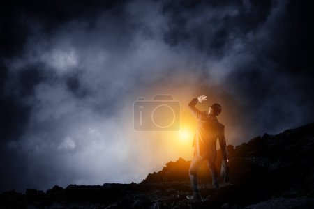 Téléchargez les photos : Silhouette d'homme d'affaires dans l'obscurité. Techniques mixtes - en image libre de droit