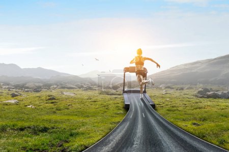 Foto de Mujer corriendo en un concepto de cinta de correr para hacer ejercicio, fitness y estilo de vida saludable. Medios mixtos - Imagen libre de derechos