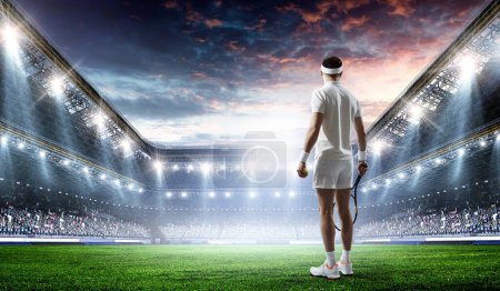 Foto de Jugador de tenis profesional en el estadio. Medios mixtos - Imagen libre de derechos
