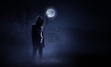 Téléchargez les photos : Silhouette d'homme à capuche. techniques mixtes - en image libre de droit