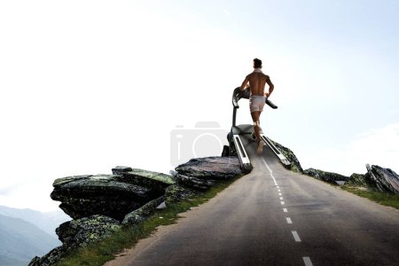 Téléchargez les photos : Homme fonctionnant sur un concept de tapis roulant pour l'exercice, la forme physique et un mode de vie sain. Techniques mixtes - en image libre de droit