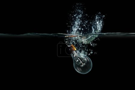 Foto de Salpicadura de agua creativa en una bombilla. medios mixtos - Imagen libre de derechos