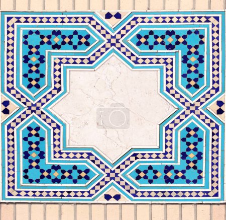Téléchargez les photos : Detail of traditional persian mosaic wall with geometrical ornament, Iran. Horizontal frame with ceramic tile of blue, cian, brown and white colors. Mock up template. Copy space for text - en image libre de droit