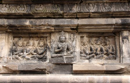 Foto de Antiguo bajorrelieve de piedra de Buda meditante, Santuario del templo hindú Prambanan, Yogyakarta, Java Central, Indonesia. Patrimonio de la Humanidad UNESCO - Imagen libre de derechos